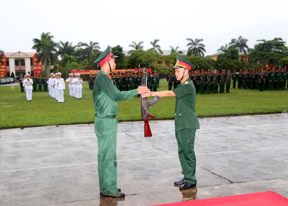 Trao vũ khí cho chiến sĩ mới của Trung đoàn 50.